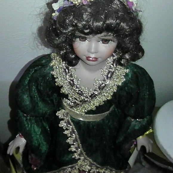 Crown Black Victorian Style Bisque Porcelain Doll - Picture 7 of 8